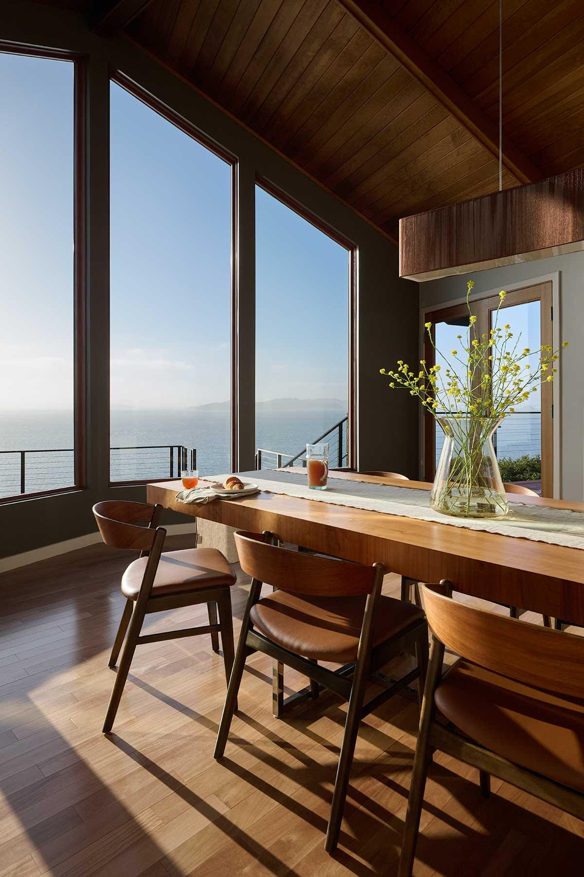 An Exquisite Home with Stunning Views of the San Francisco Bay 04